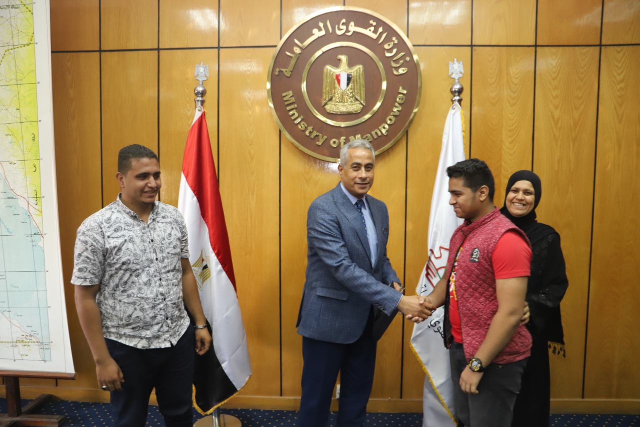 وزير القوى العامله 